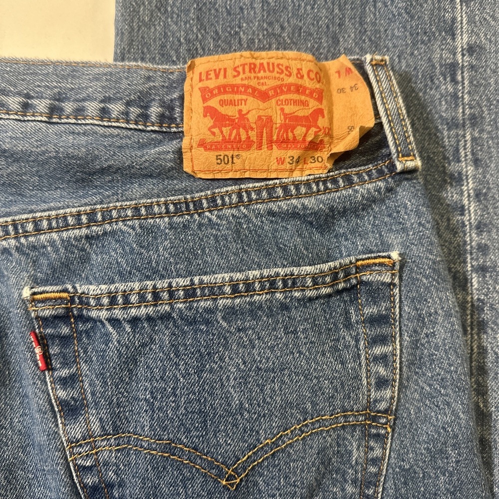 Levis 501 Jeans Mens 34x30 Blue Straight Button Fly Medium Wash Denim a - Picture 7 of 11